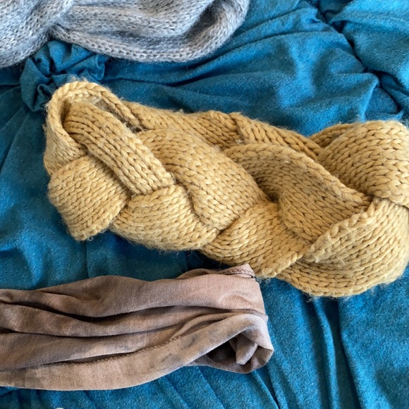 8 assorted headbands/ear covers - Picture 6 of 8